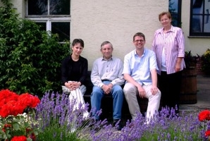 Zwei Generationen im Jahr 2003: Elfriede Kalb, Peter Wolf, Willi Kalb, Margit Wolf (von rechts) Zwei Generationen im Jahr 2003