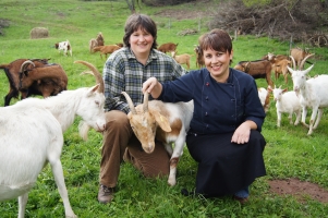 Julia Djabalameli mit Margit Wolf