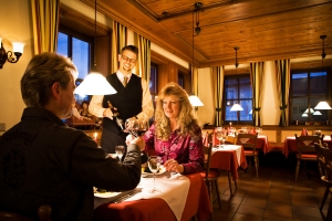 Peter Wolf beim Weinservice