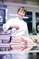 Margit Wolf bei der Zubereitung