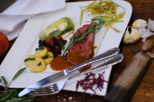 Zickleinkeule an Gemüselasagne