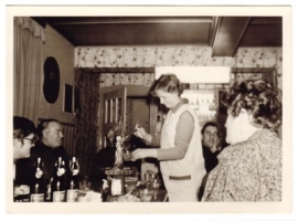 Elfriede beim Ausschank der Maibowle in den 60ern - Zweite Generation - Elfriede beim Ausschank einer Maibowle