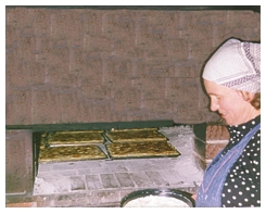 Elfriede beim Dutsch backen im eigenen Holzbackhaus